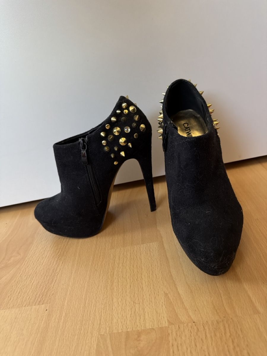 Scarpe da donna: Schwarze High Heel mit Nieten – Usato da Dagmersellen venduto da SabrinaZu