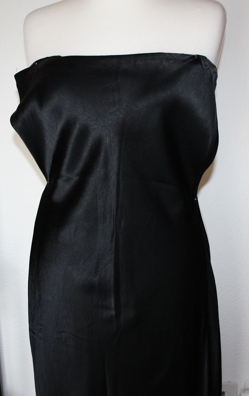 Kleider: Abendkleid lang schwarz Satin Gr. S – Gebraucht aus Flüelen von Diversicum-Textil 1