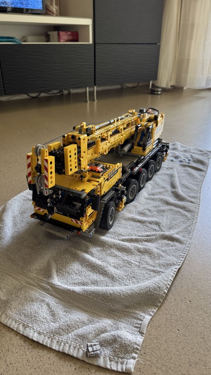 Lego Spielzeuge: Lego Technic Schwerlastkran 42009 – Gebraucht aus Rümlang von MR8