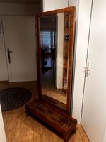 Schöner antiker Spiegel mit Holzrahmen – Zeitloses Design