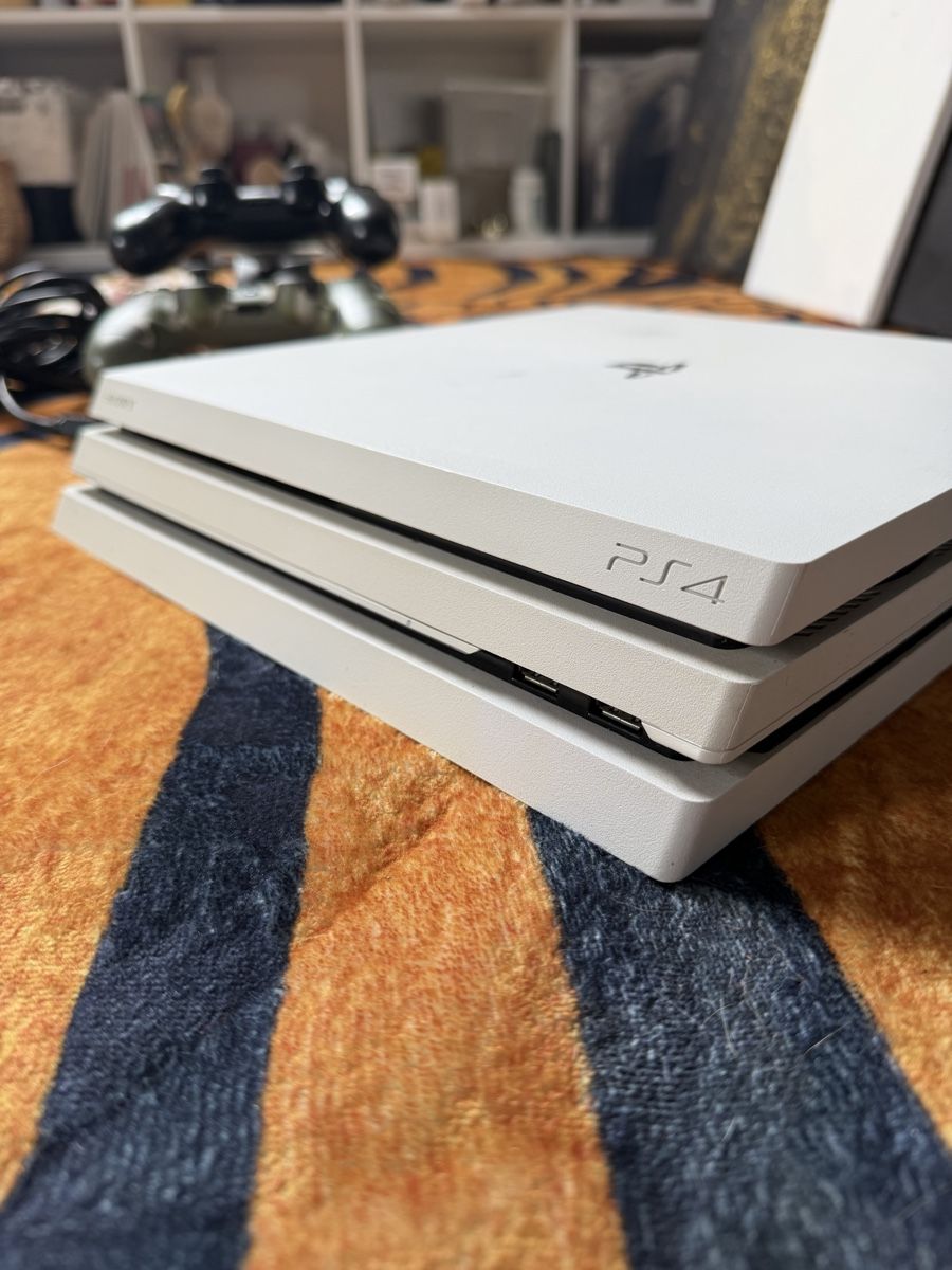 Sony Console: Weisse Playstation 4 Pro mit 2 Controller + Zubehör! – Usato da Hombrechtikon venduto da mar_fbp2 7