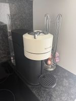 Nespresso Vertuo Kaffeemaschine + Milchaufschäumer + Kapselh