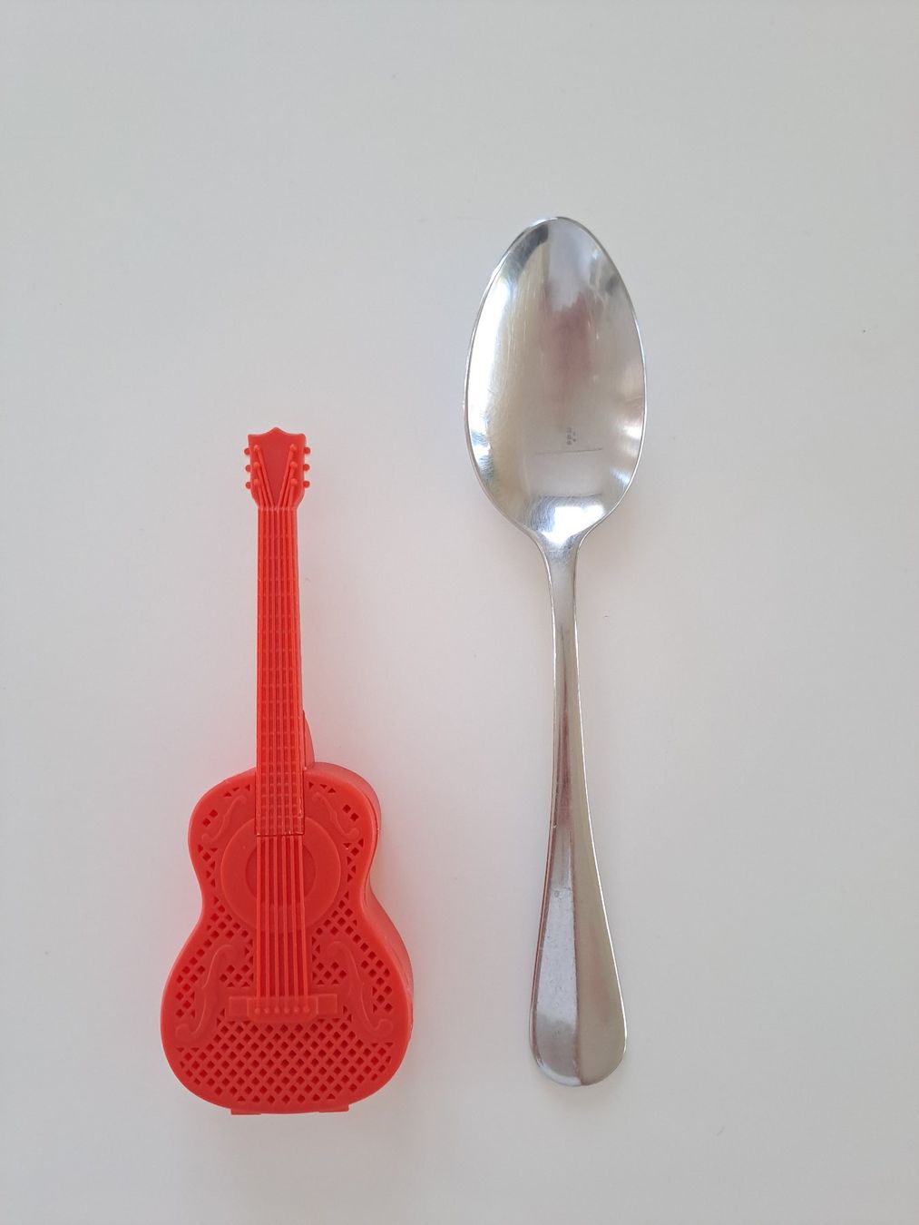 Libri: Boule à thé / tisane en forme de guitare – Usato da Denens venduto da Chanchantevend