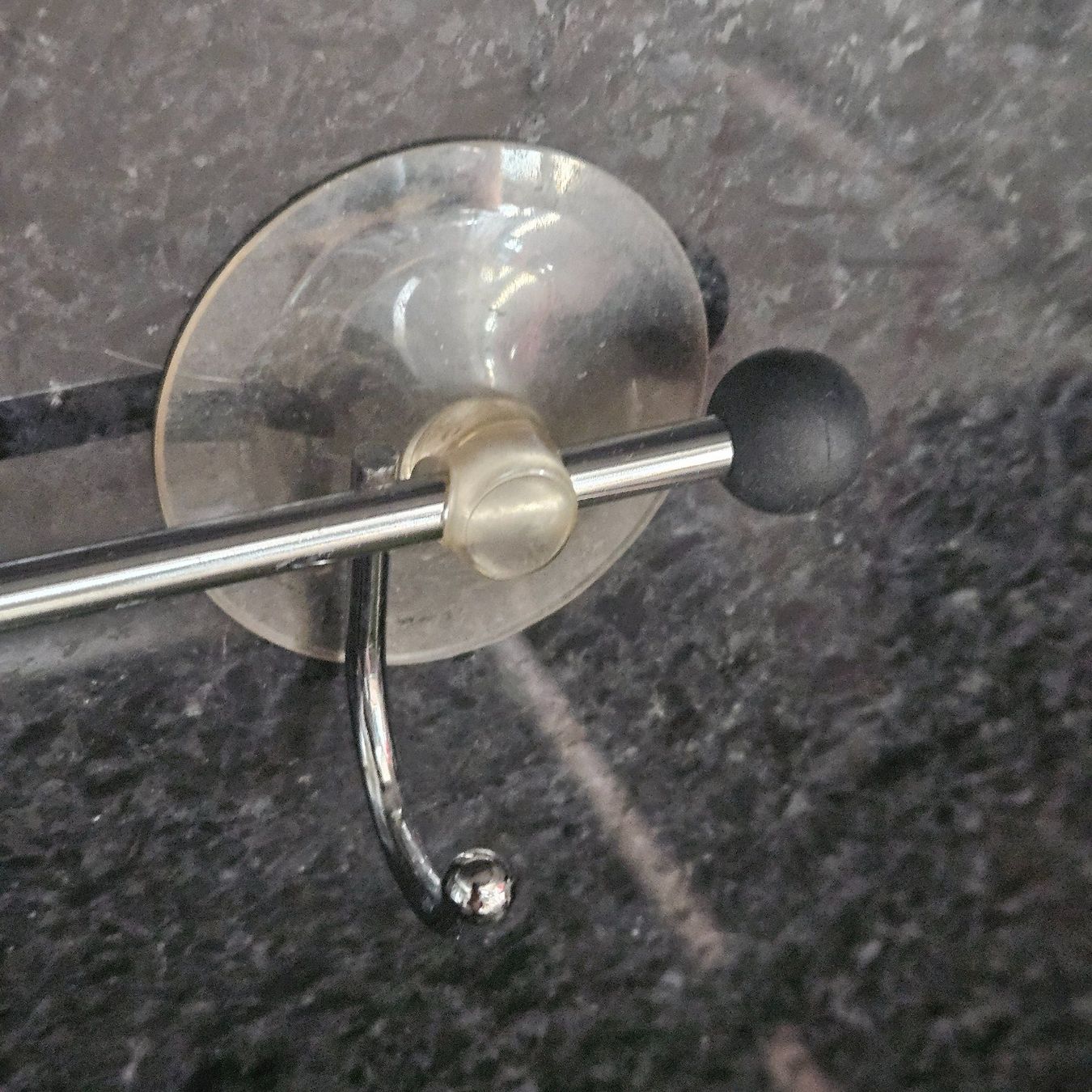Eisenwaren: 3 Haken, silber, mit Saugnapf-Befestigung – Gebraucht aus Wettingen von Christianv 3