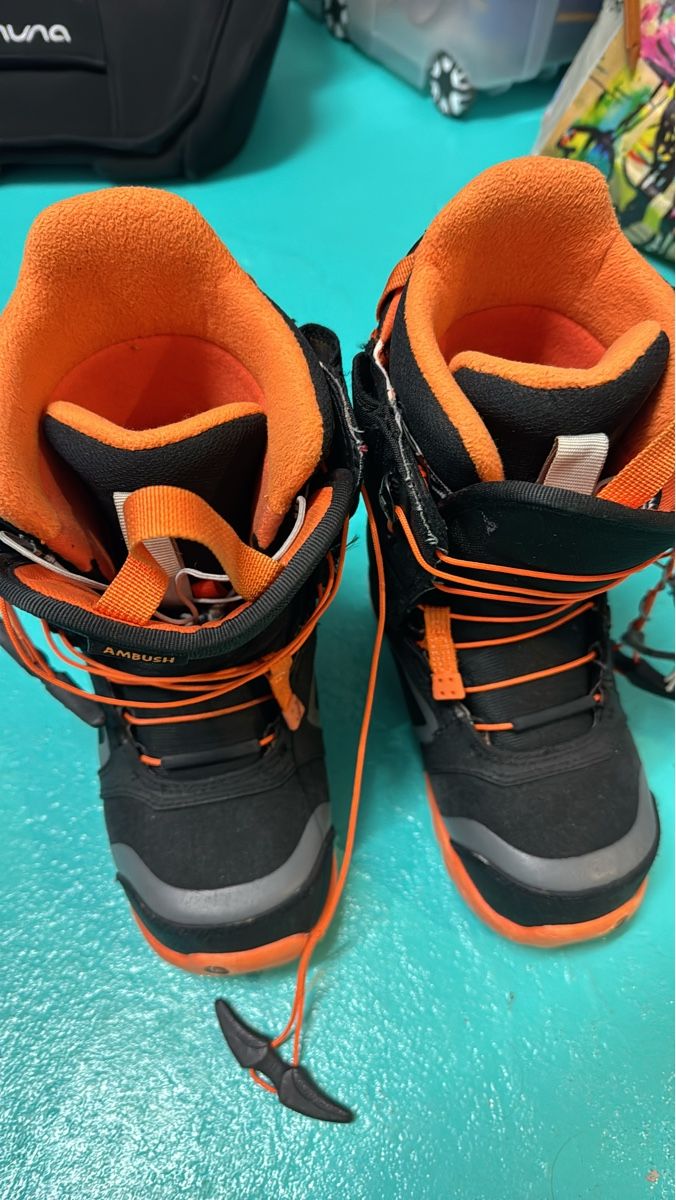 Burton Schuhe für Jungen: Burton Snowboardschuhe, Grösse 35, wenig getrage – Gebraucht aus Jegenstorf von Christo0211 1