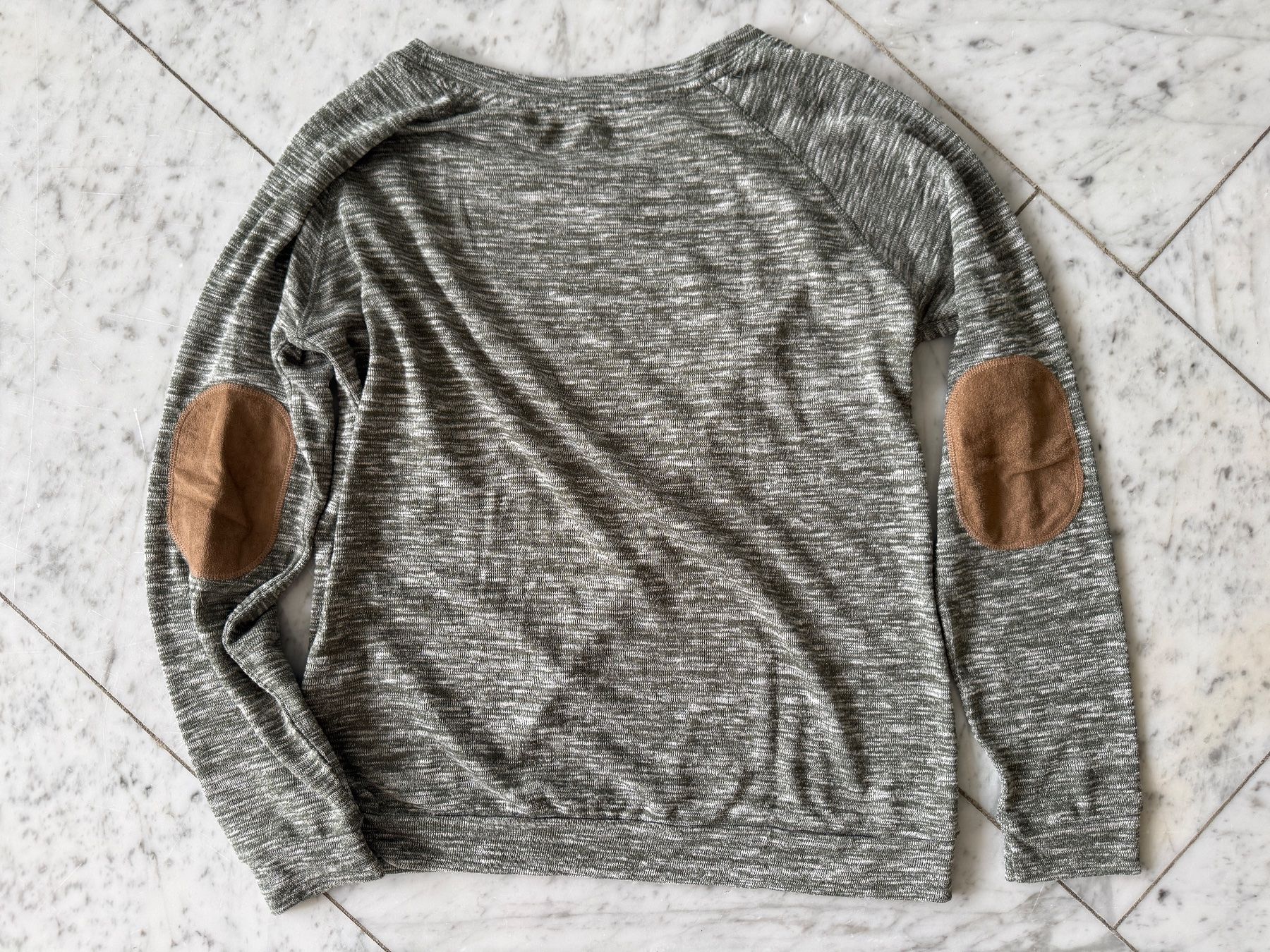 Maglioni & Felpe: Grünes Langarmshirt / Pullover mit beigen Einsätzen, Gr. 36 – Usato da Seewen SO venduto da HappyHappyHappy 1