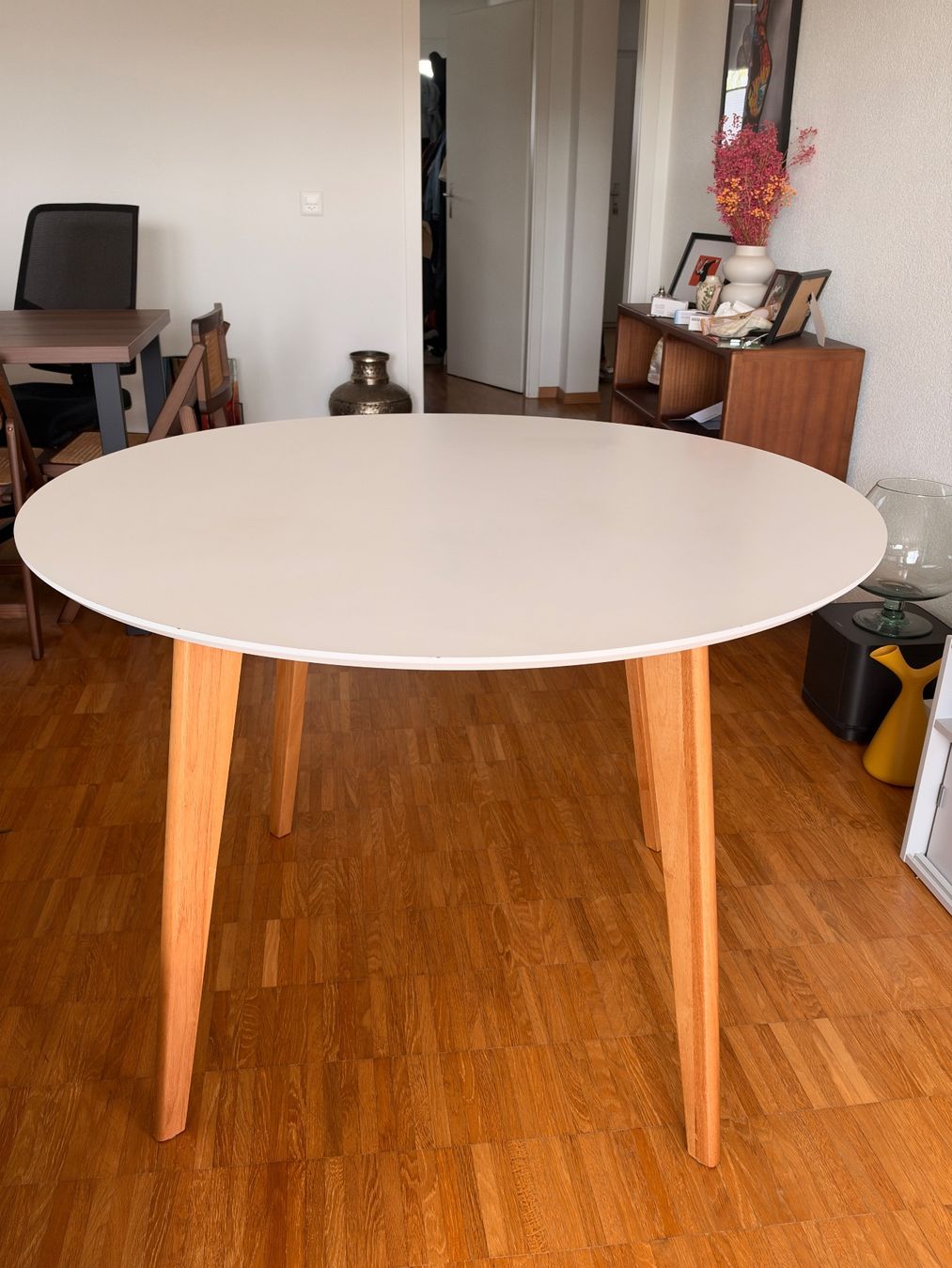 Runder Esstisch weiss mit Holzbeinen gebraucht Zustand (D'occasion) à Zürich pour CHF 40 – retrait uniquement