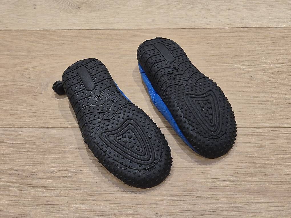 Chaussures garçon: Schwimmschuhe Grösse 28 – D'occasion à Oberrohrdorf par Hoto 1