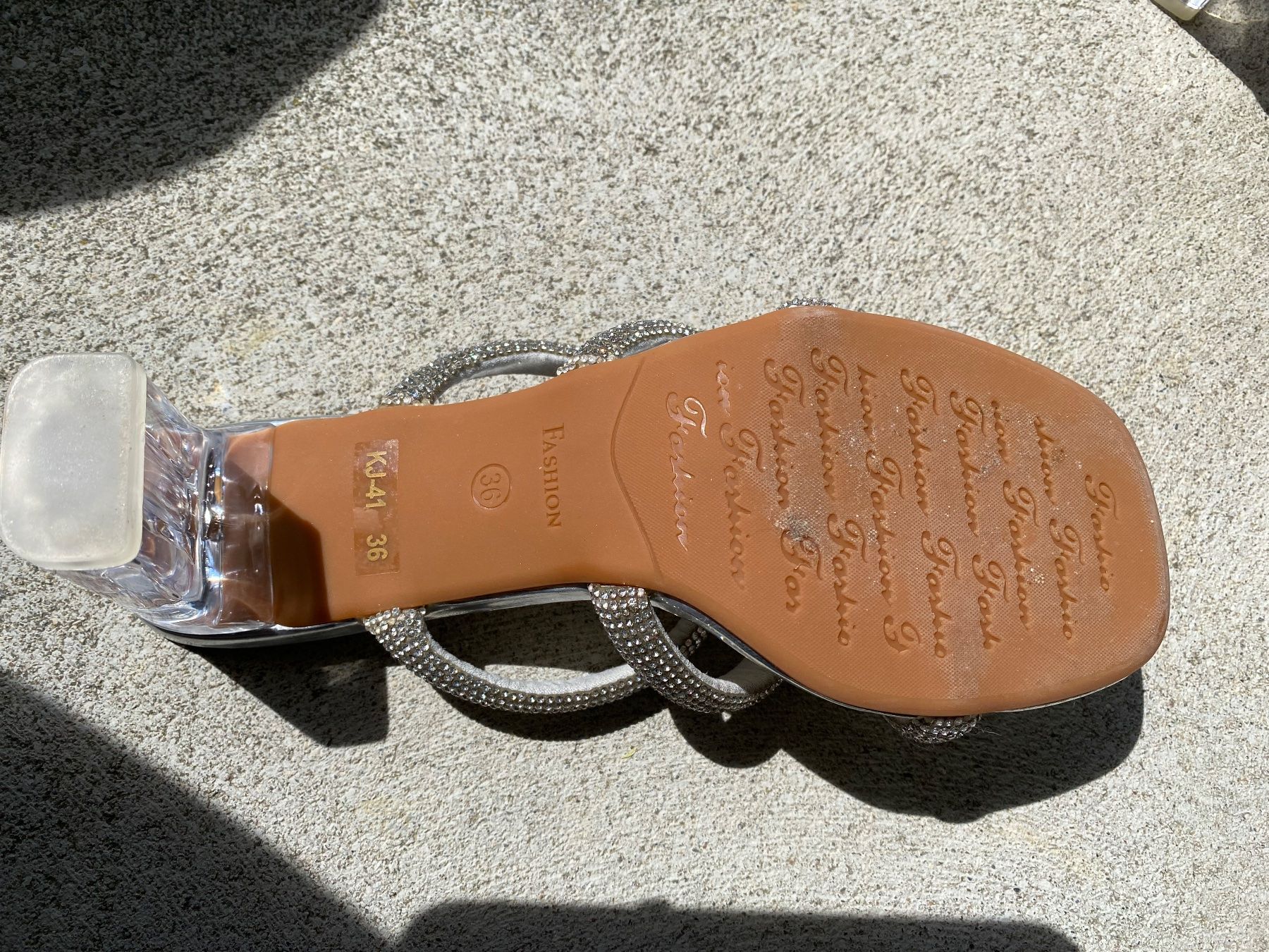 Scarpe da donna: Silberne Sandaletten mit Strassriemen – Usato da Dielsdorf venduto da CecileWe 3
