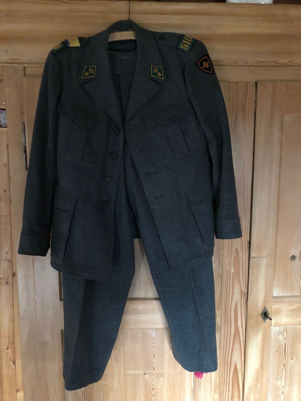 Schweizer Armee Uniformi: Antike Militäruniform Gr. S – Usato da Röschenz venduto da Tashroal