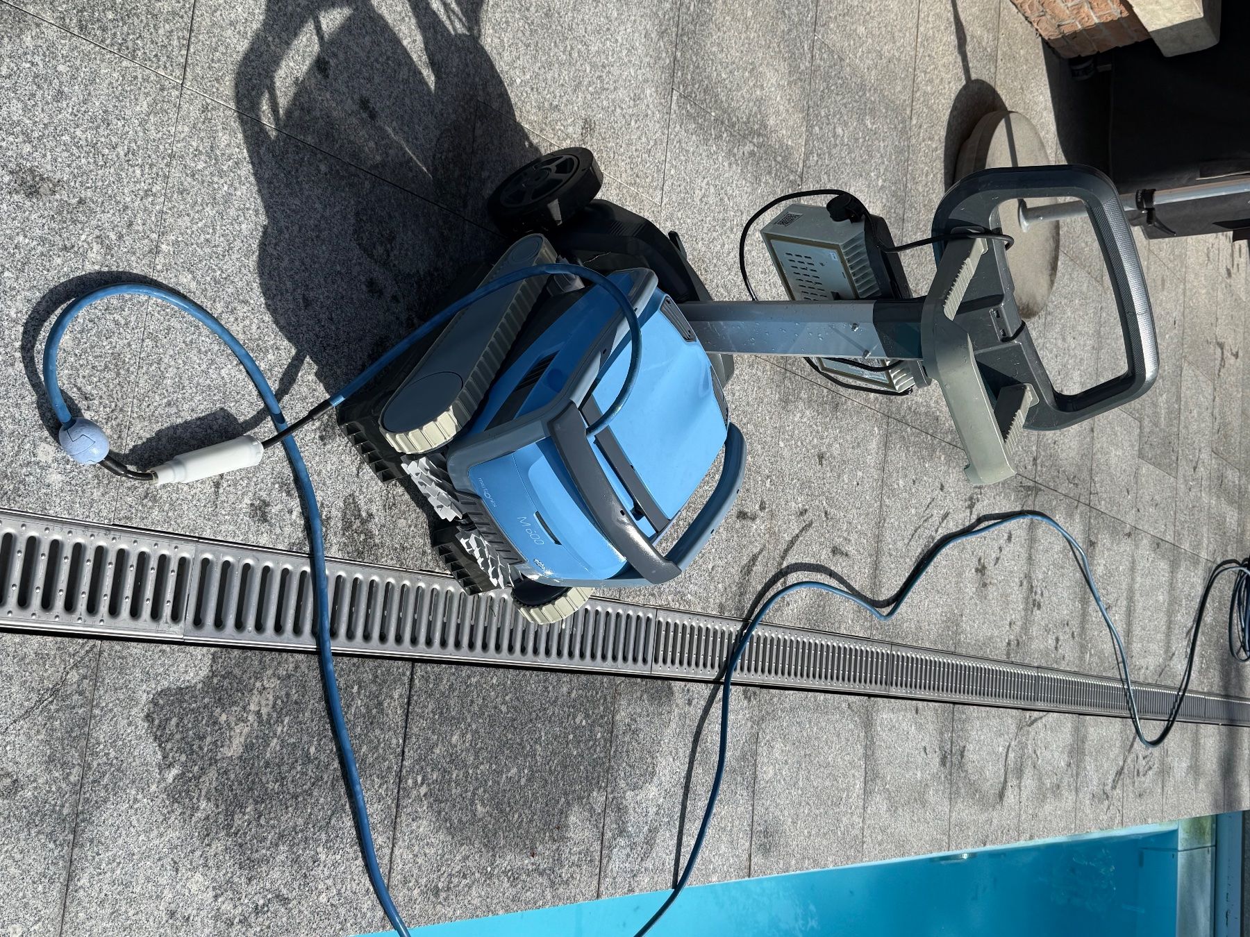 Dolphin Accessoires de piscine: Dolphin M600 Pool-Reinigungsroboter – D'occasion à Horgen par bpwtinu 1