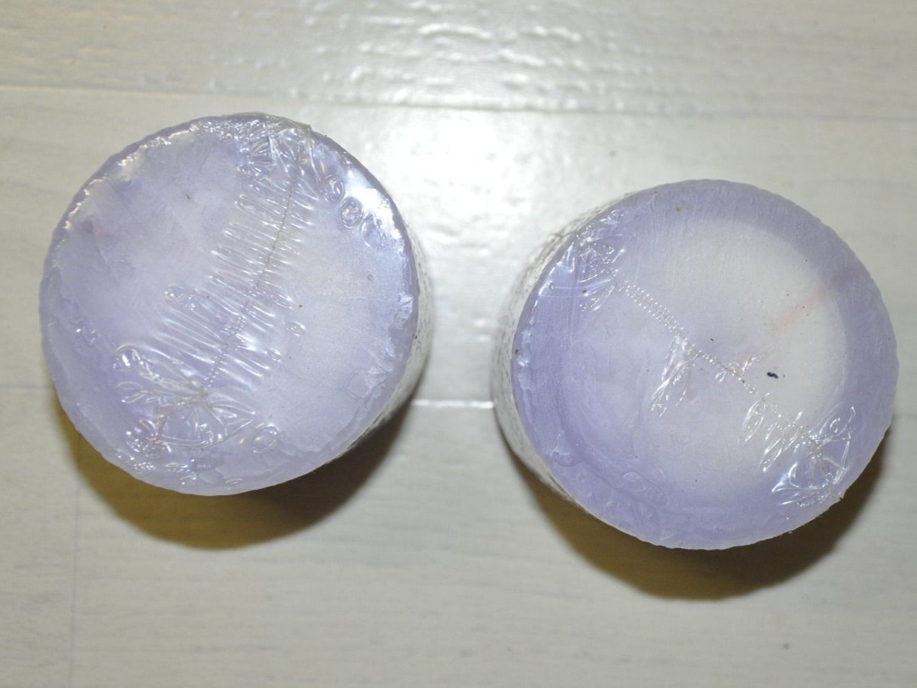 Candele: 2 Lila Kerzen Geschenk – Nuovo e nell'imballaggio originale da Oberrüti venduto da ELALL 2