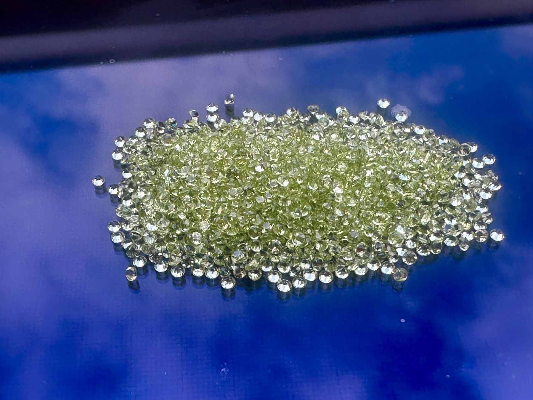 Edelsteine: 100 Stück fein brillantgeschliffene Peridot-Pointer 1,5 mm – Neu (gemäss Beschreibung) aus Langenthal von Seelenfreunde 2
