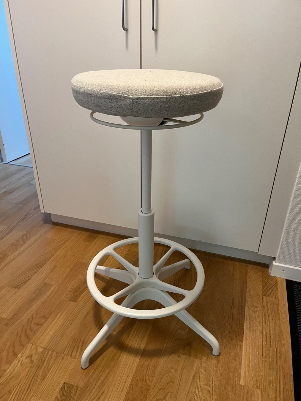 Ikea Sgabelli: IKEA Ergonomic Standing Stool - Adjustable Height, White! – Usato da Fällanden venduto da magves 3