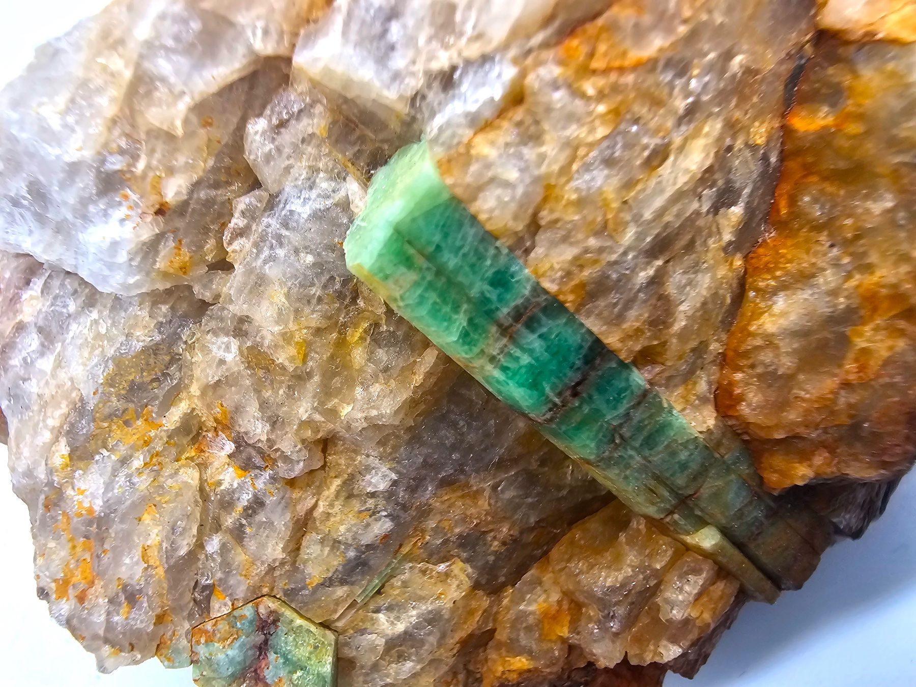 Minerali & Pietre curative: Beryl (Var: Emerald), Quartz – Usato da Figino venduto da panshop 1