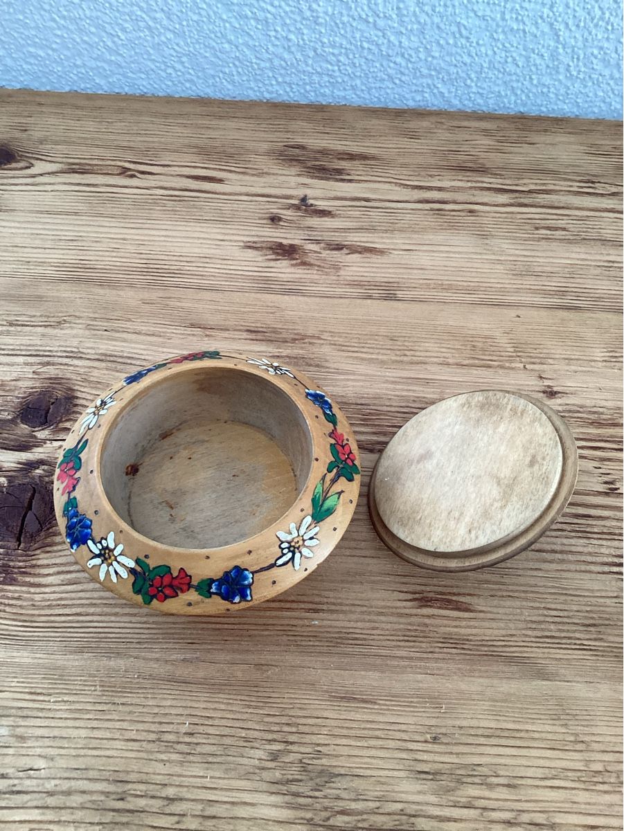 Tutte le decorazioni: Antike Holzdose, handbemahlt – Usato da Wassen UR venduto da SABDOM 1