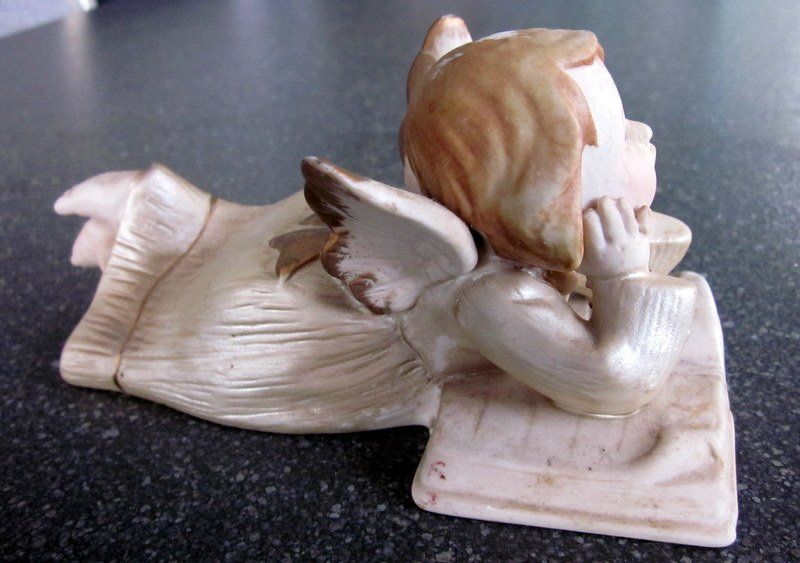 Statuette: Keramik Engel liegend mit Buch – Usato da Bischofszell venduto da Pfau0 4