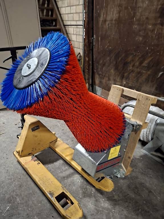 Altre attrezzature per stalle: Kratzbürste Elektrisch – Usato da Siebnen venduto da Grosswis50 1