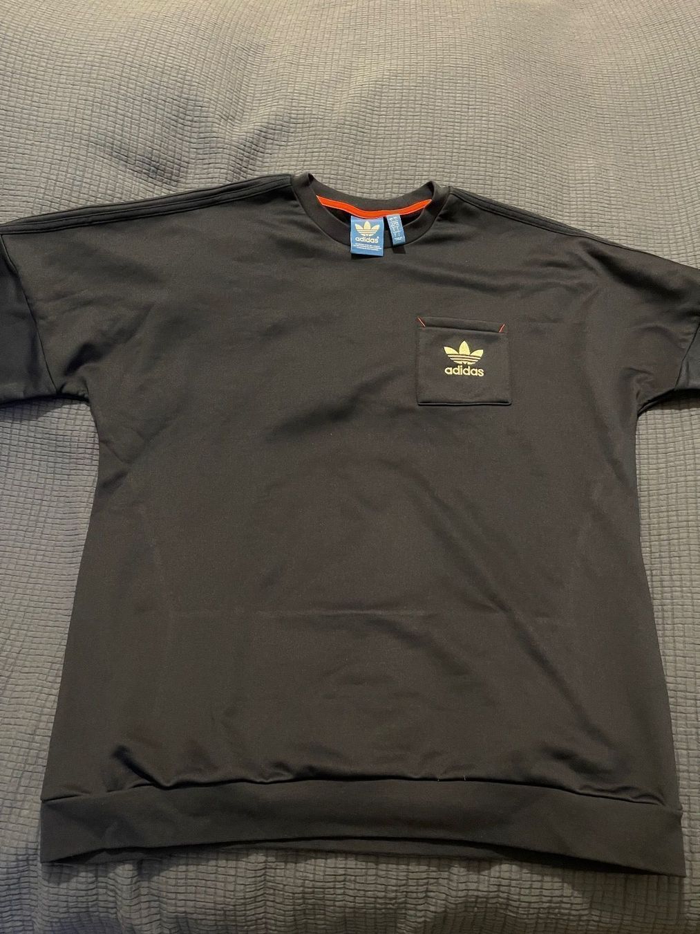 Adidas Pullover & Sweatshirts: Adidas Sweater Dunkelblau L Neu – Neu und originalverpackt aus Küsnacht ZH von LuxuryBroker 1