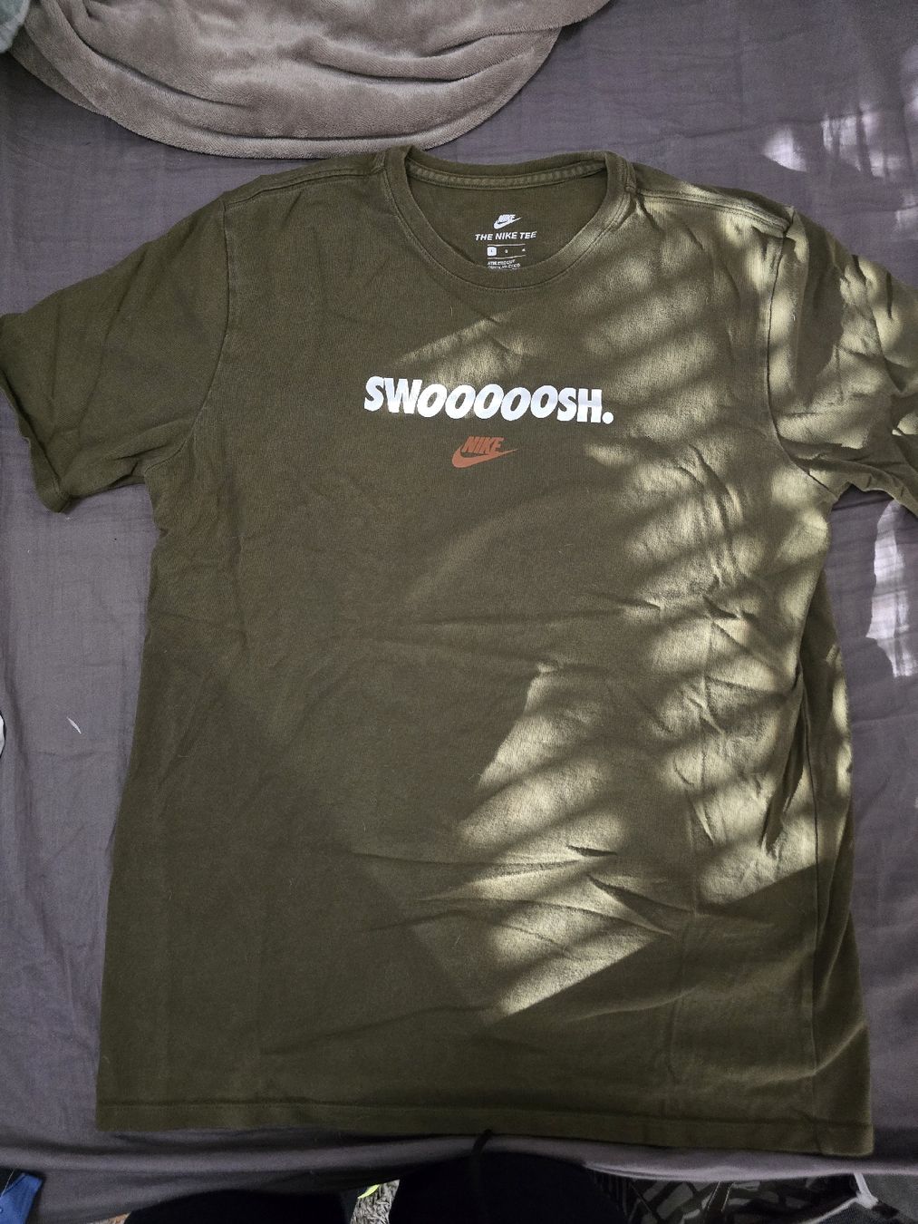 Nike T-shirt: T-shirt Nike vert "SWOOOSH" taille L – Usato da Mont-sur-Lausanne venduto da Didinho