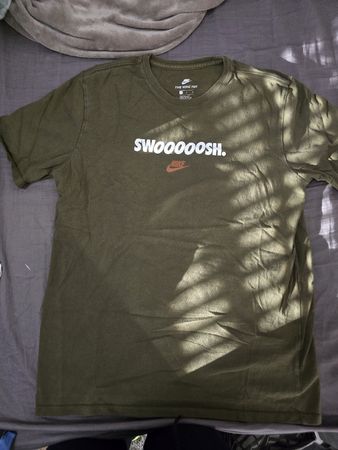 T-shirt Nike vert "SWOOOSH" taille L