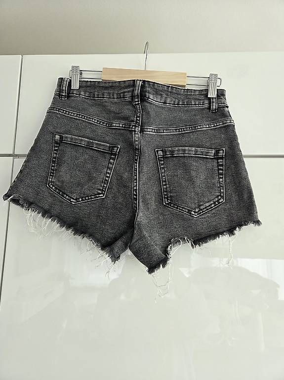 Tezenis Pantaloni: Hotpants Highwaist Tezenis – Usato da Rüfenacht BE venduto da Biancaro 2