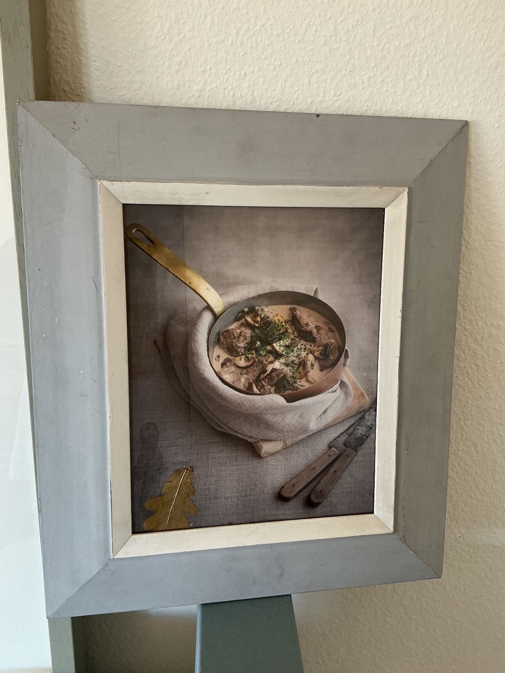 Cadres de tableaux: Bilderrahmen Holz mit Bild und goldfarbenem Eichenblatt – D'occasion à Zürich par ves_w6wl 1