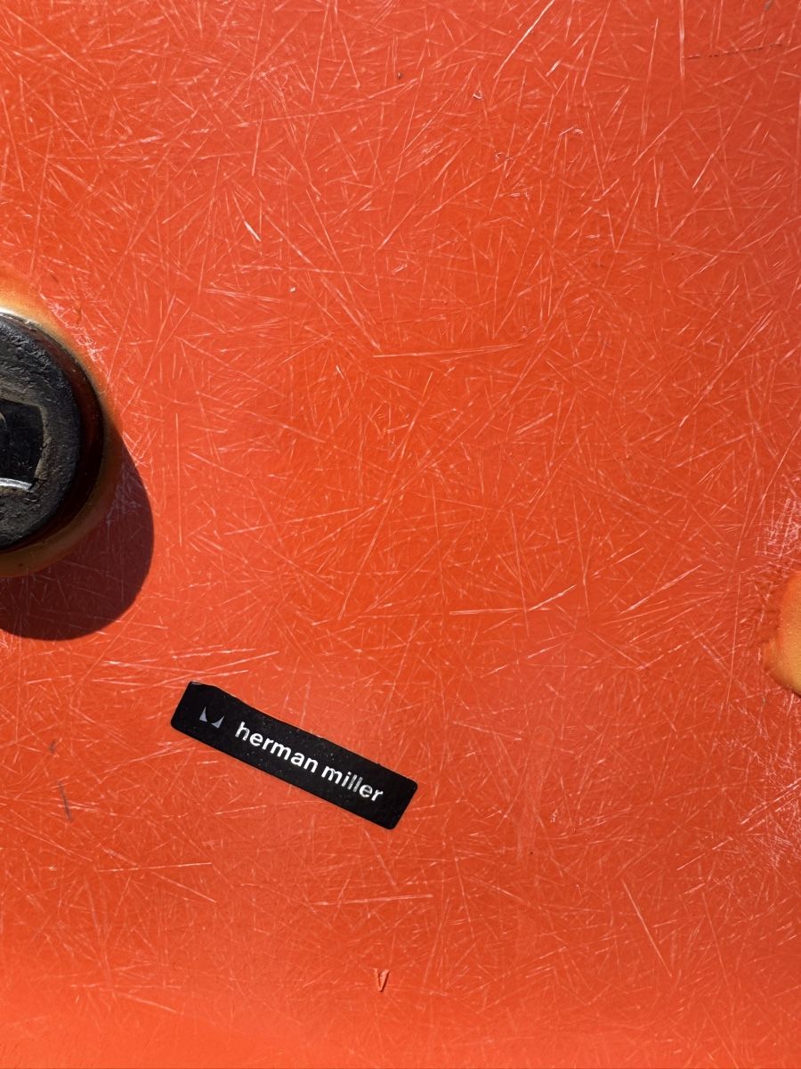 Stühle: 5 Eames Schalen Orange ab 1.- Defekt  – Gebraucht aus Grenchen von Design-Outlet 8