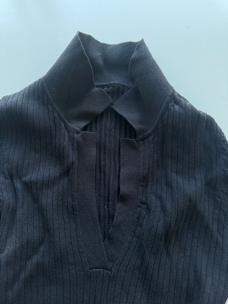 Top: Stylish Ribbed Black Top with Collar – Nuovo (secondo la descrizione) da Zürich venduto da forestF4iry 2