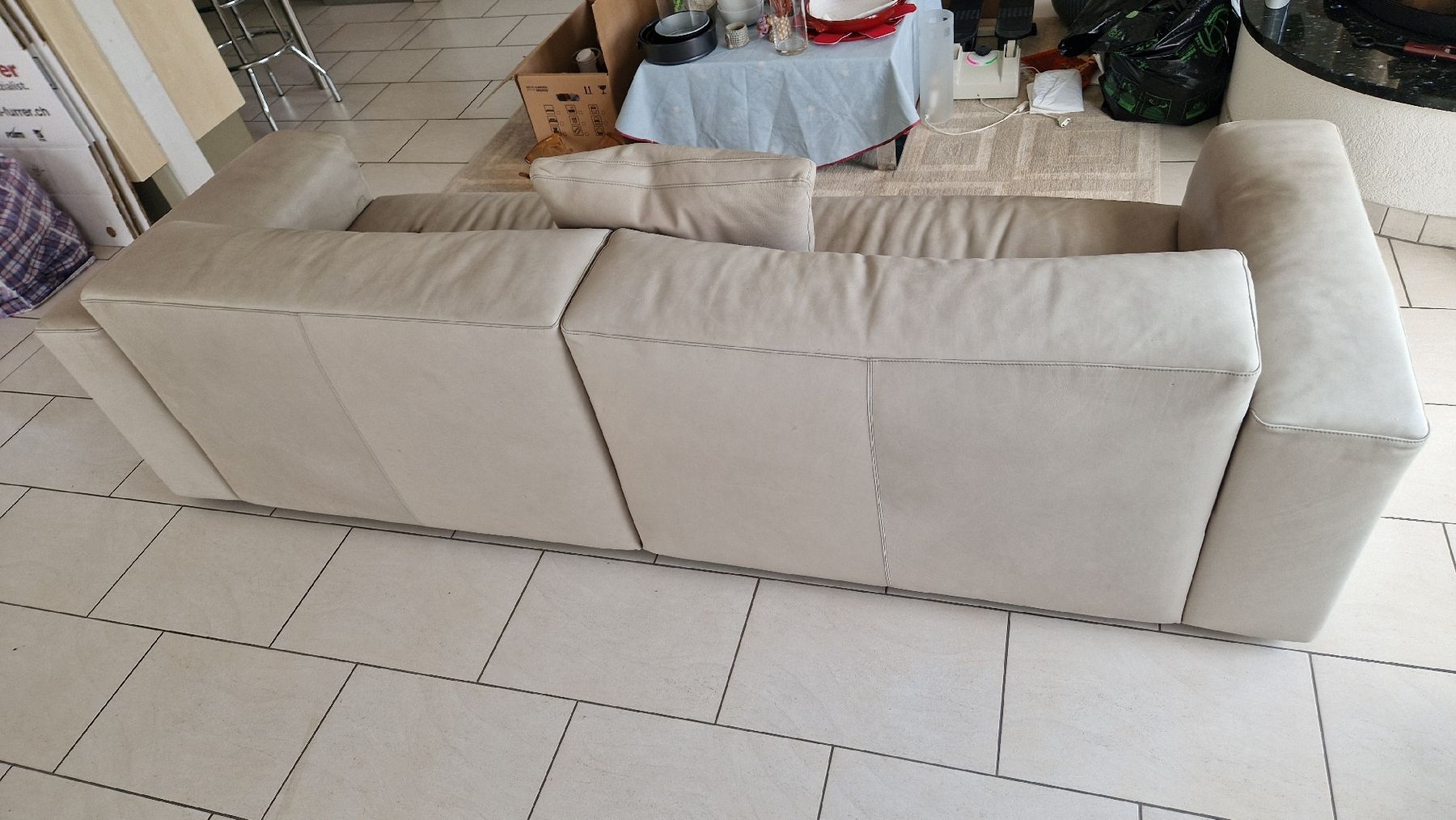 Divani: Echtleder Sofa hellgrau (mit Flecken) – Usato da Weisslingen venduto da fuesel 5