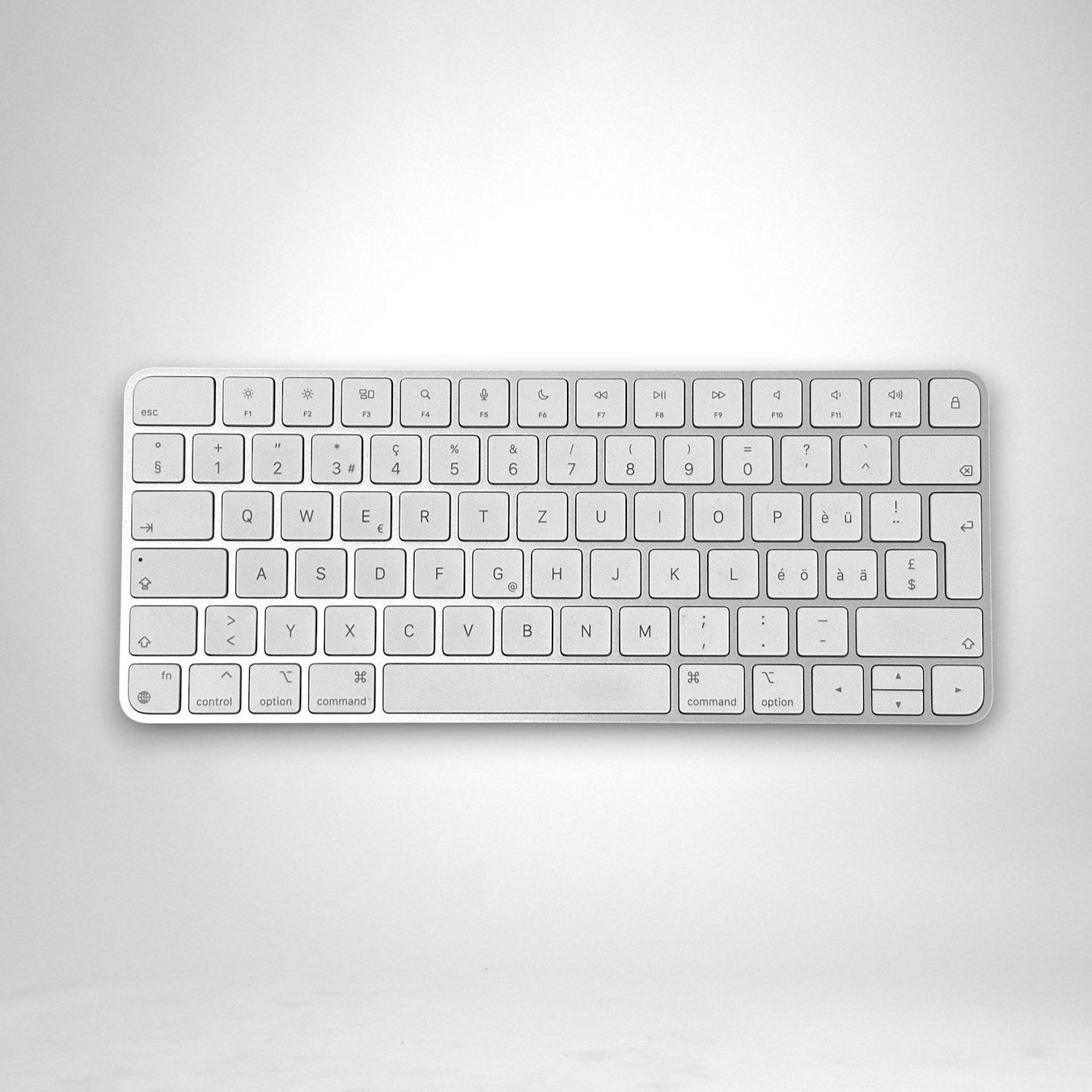Apple Tastiere: Apple Magic Keyboard Bluetooth weiss (CH-Layout / QWERTZ) – Usato da Zürich venduto da ThiIo 1