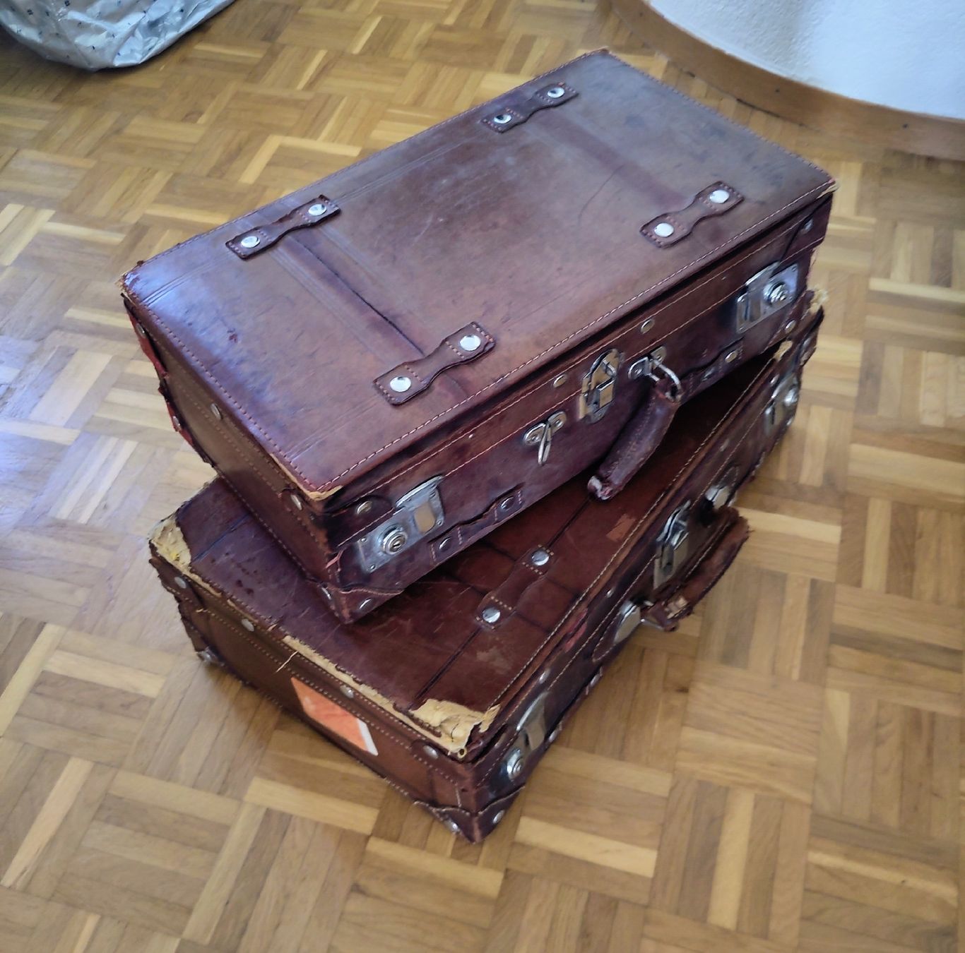 Tutte le decorazioni: Zwei Reisekoffer (Deco) – Difettoso da Zürich venduto da Romanschmitz 1