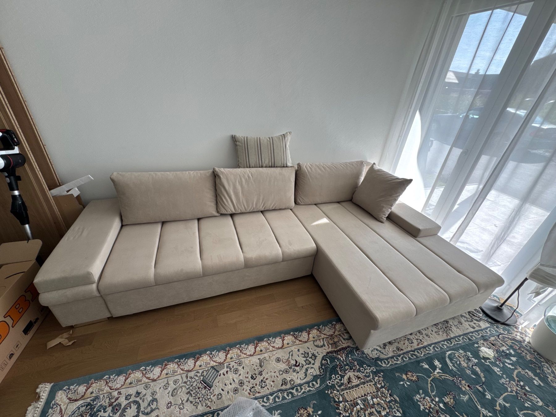 Divani: Wohnlandschaft / Ecksofa in Beige / Samtweiss – Usato da Wohlenschwil venduto da koe_fhd9