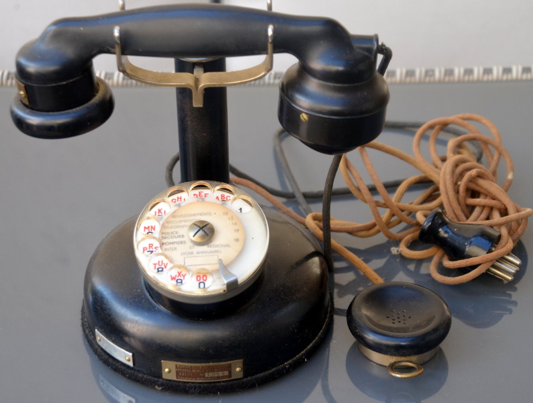 Telefone: Burgunder Mod.1924 Telefon / téléphone 1930 – Gebraucht aus Collonges von arashee