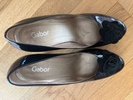 Elegante Gabor Pumps Gr. 7 / 40 schwarz, Lackoptik, mit Rose