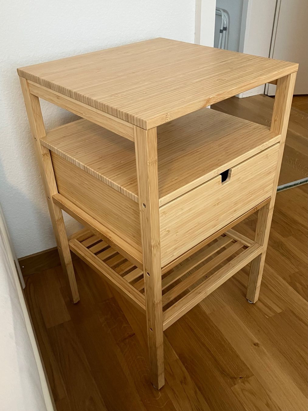 Ikea Comodini: IKEA NORDKISA Ablagetisch aus Bambus – Usato da Grabs venduto da apr9k 1