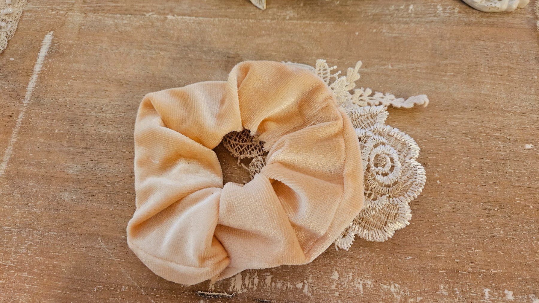 Accessori per capelli: Haarband Scrunchie Haargummi mit Blumen und Spitze – Nuovo e nell'imballaggio originale da Gossau ZH venduto da Goes05 4