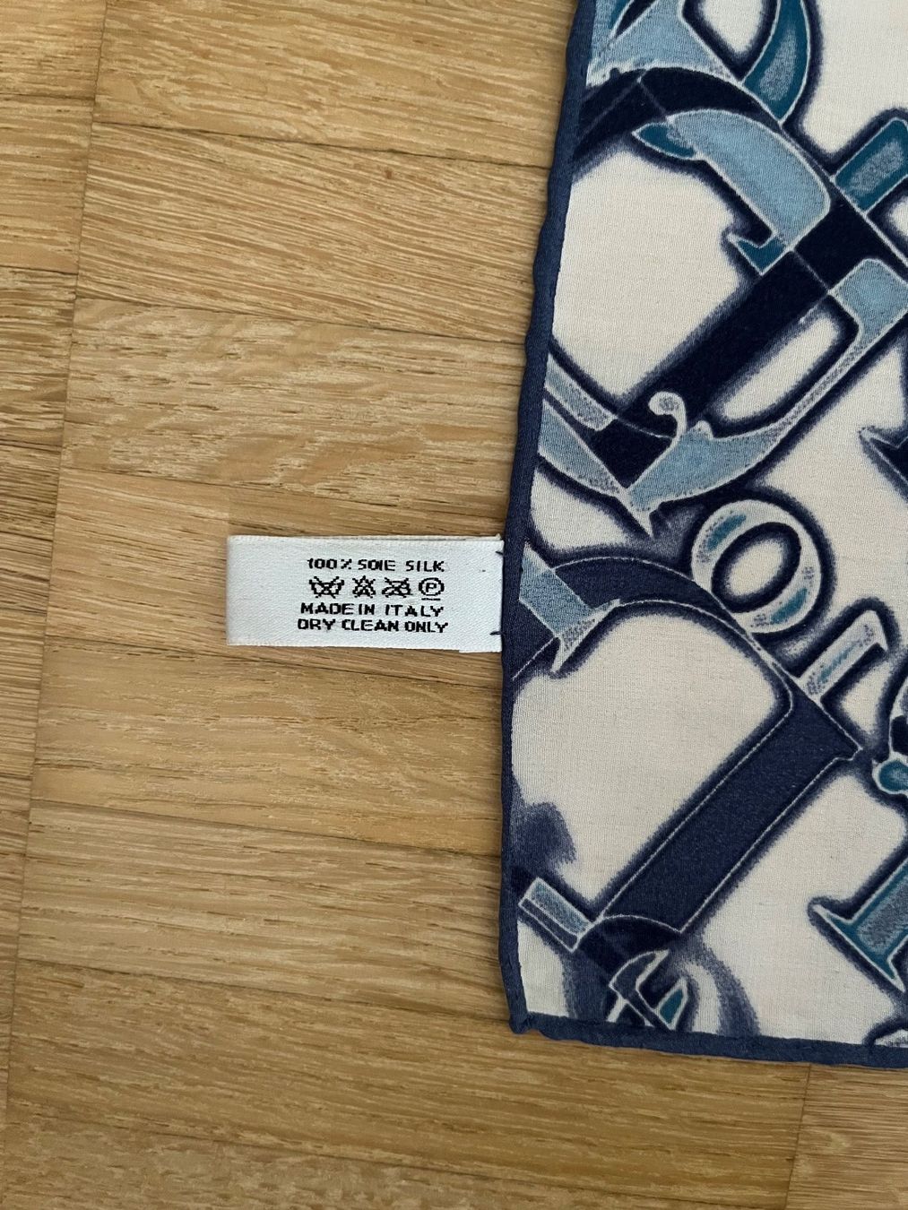 Dior Foulards, Tücher & Schals: Seidenfoulard Christian Dior – Gebraucht aus Schliern b. Köniz von gaby_daniela 2