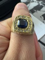 Goldiger Ring mit blauen Stein