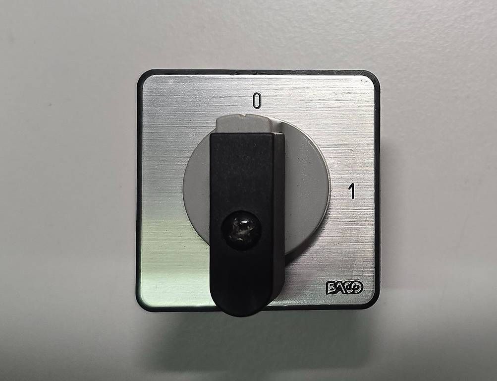 Componenti elettronici: Einbauschalter BACO PR12, 500 Volt / 12 A – Usato da Steinerberg venduto da Bcsbcs