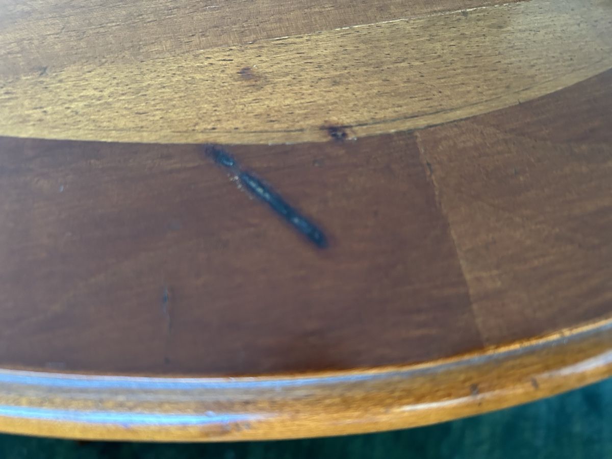 Tavoli: Alter Couchtisch aus Holz mit Schnitzereien – Usato da Lanzenhäusern venduto da vic63 9