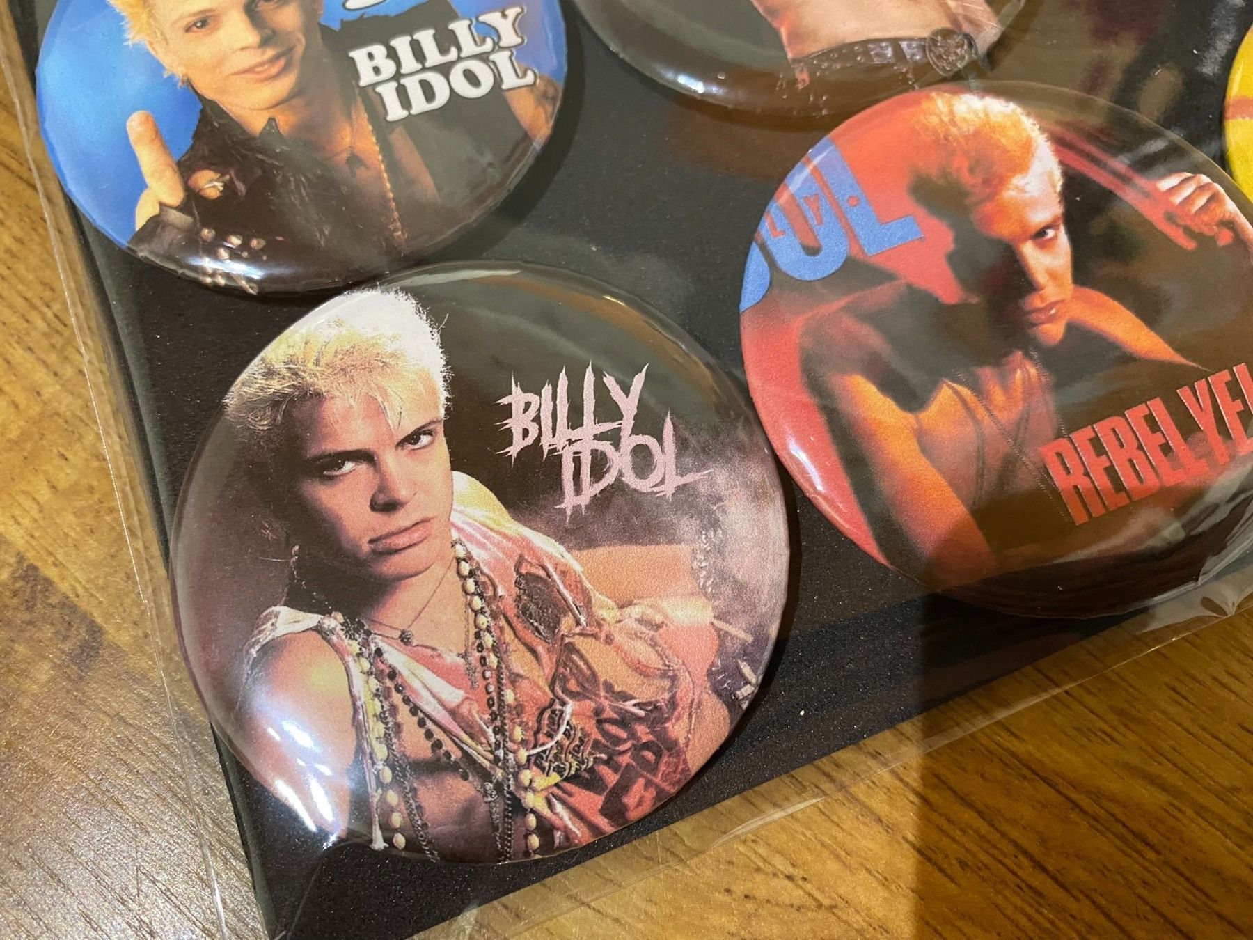 Plaketten & Abzeichen: Billy Idol Pin Ansteck & Magnet Badges, Neu! – Neu (gemäss Beschreibung) aus Basel von FatCatPacksTheRatt 1