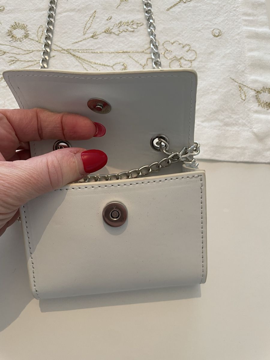 Liu Jo Borse & Zaini: Borsetta bianca Liu Jo con catena argento – Nuovo (secondo la descrizione) da Gossau ZH venduto da SistersBeauty 2