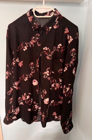 Chemisier Bershka noir à imprimé roses - taille XL