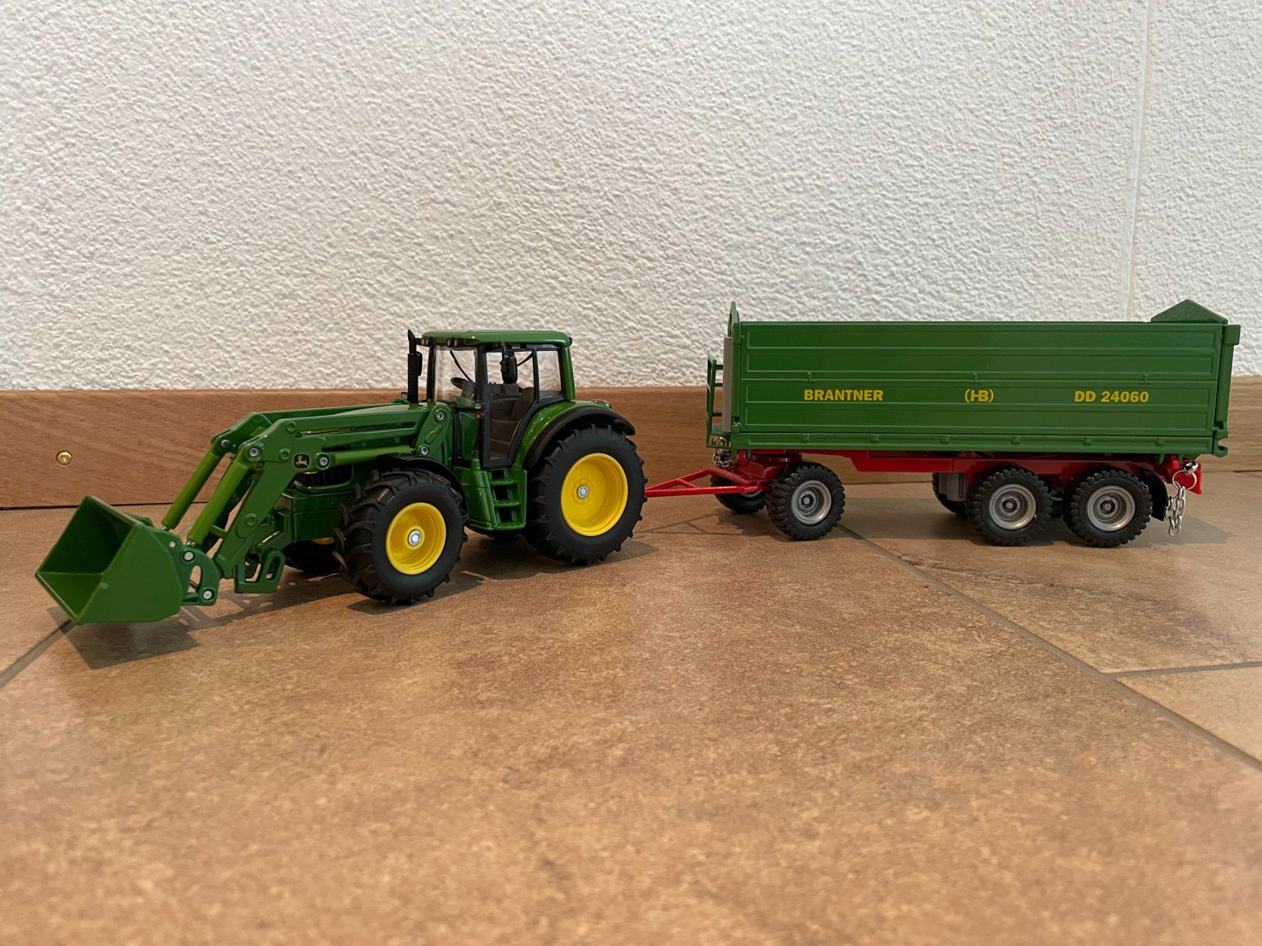 John Deere Trattori: SIKU John Deere mit Brantner DD 24060 – Nuovo e nell'imballaggio originale da Kreuzlingen venduto da Stefan1150