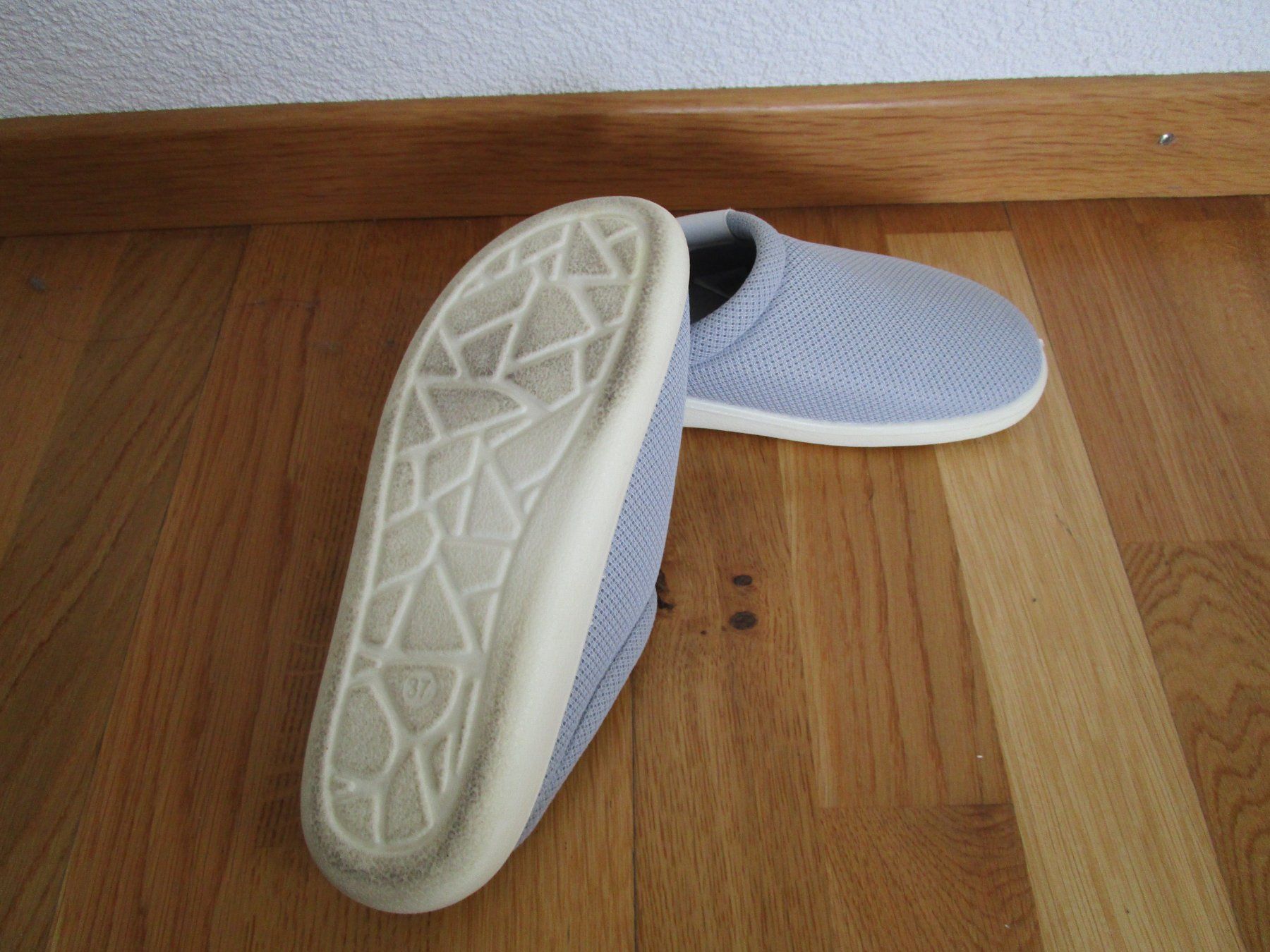 Scarpe da donna: Hausschuhe hellgrau – Usato da Langenthal venduto da majarose 2