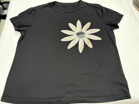 T-shirt noir avec une fleur🌼 Taille XL - État impeccable!