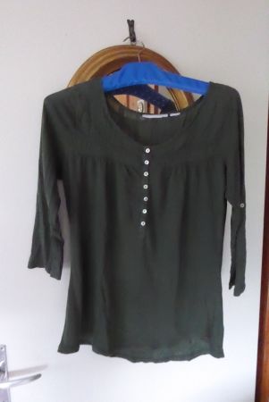 Grünes Sweatshirt Gr 38 mit schönen Knöpfen