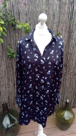 Chemisier noir satiné fleurs bleues H&M, taille S/M/L, NEUF