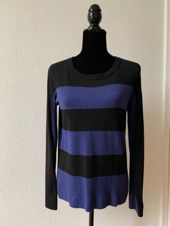 AKRIS: Edler schwarz/blau gestreifter Pullover, 38